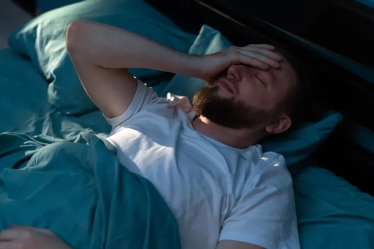 Un grup uriaș de persoane dă bătăi de cap unor clujeni: Fac gălăgie, strigă și deranjează liniștea locatarilor. „Nu avem liniște nici de sărbători!”