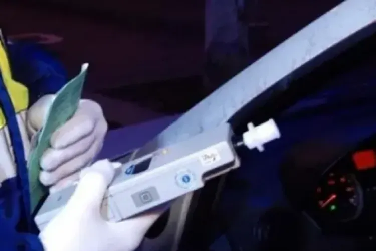 Pericol pe patru roți! Un șofer rupt de beat a fost prins de polițiști pe drumurile din Cluj, după ce a făcut accident! Bărbatul a fost reținut 