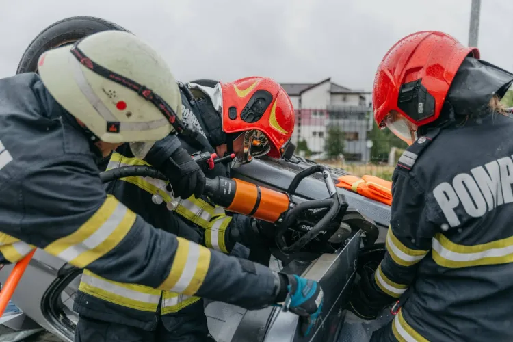 Haos pe șoselele județului Cluj în weekend: O mașină arsă complet, un motociclist la spital și doi răniți după un accident nocturn în oraș