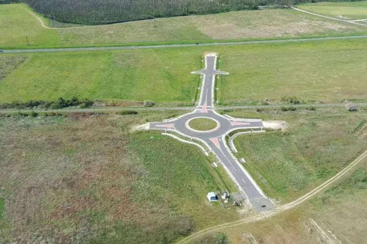 Corupție sau incompetență? Un sens giratoriu construit în mijlocul pustietății i-a revoltat pe maghiari. A costat 1,5 milioane de euro