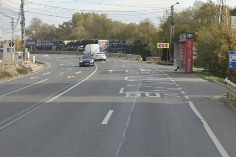 Pericol ignorat în Cluj! Pietonii de pe Calea Baciului merg zilnic printre mașini: „Zilnic ne riscăm viața pe marginea carosabilului