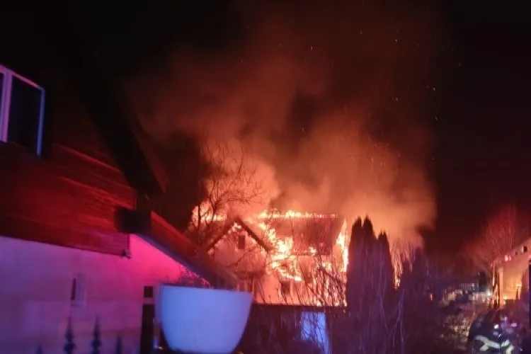 Incendiu devastator în Cluj: Acoperișul unei case este mistuit de flăcări chiar ACUM: Pompierii intervin cu două autospeciale