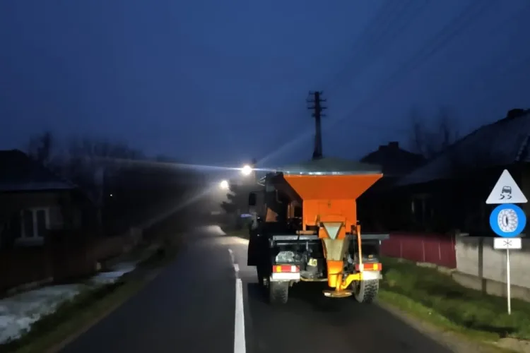 Iarnă în aprilie, în județul Cluj! Utilajele de deszăpezire au ieșit pe drumurile din munți după ninsori și polei în toiul nopții