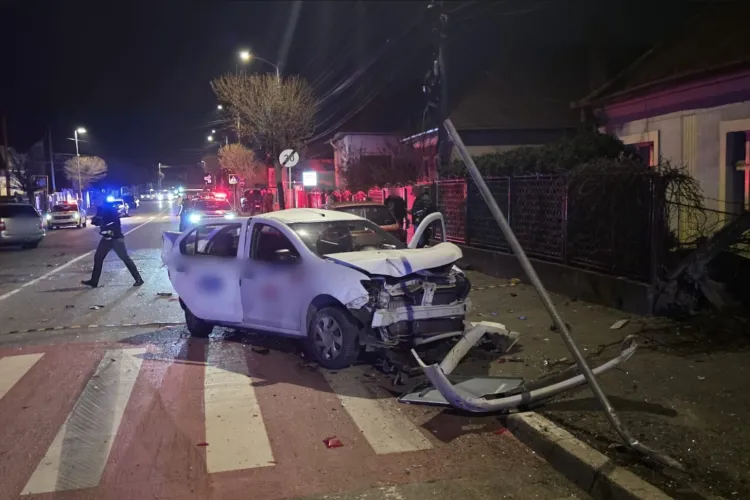 VIDEO. Un șofer beat mort cu un Mercedes a produs accidentul azi-noapte pe Maramureșului, în Cluj. A intrat cu bolidul în taxi, apoi în gard. Doi răniți