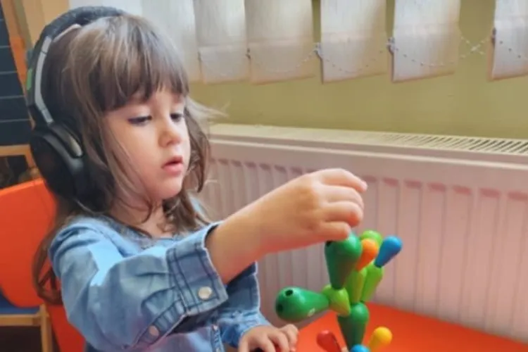 Cristina, un îngeraș de 5 ani, luptă zilnic pentru o copilărie normală: Aceasta suferă de o boală cruntă, iar mama ei se chinuie să o ajute