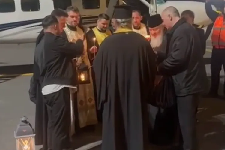 VIDEO. Lumina Sfântă a ajuns în seara aceasta la Cluj, adusă  de la Ierusalim. Pe Aeroportul Cluj a fost întâmpinată de mitropolitul Clujului