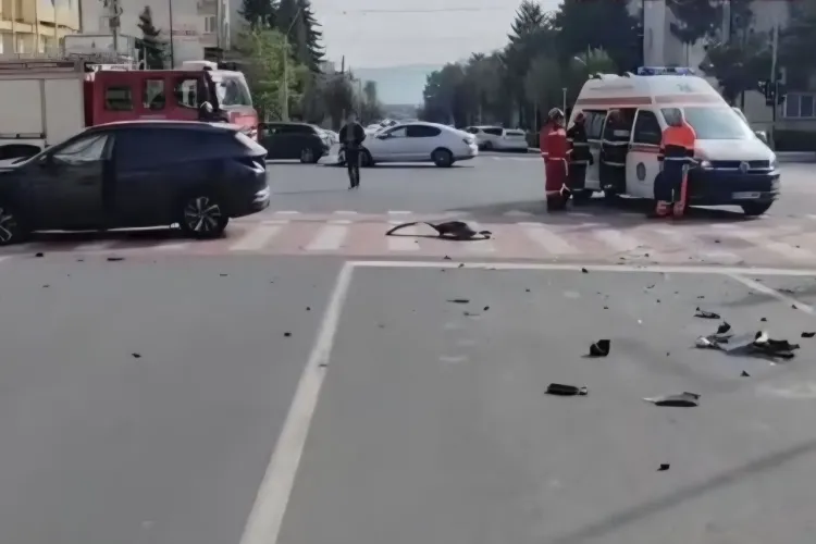 Accident între trei mașini! Patru persoane au fost implicate. Pompierii au intervenit de urgență FOTO 