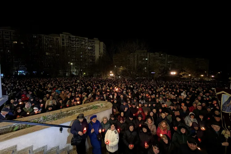 Hristos a înviat! Mii de clujeni au participat azi-noapte la slujba de Înviere. Imagini impresionante de la Catedrala din Mănăștur