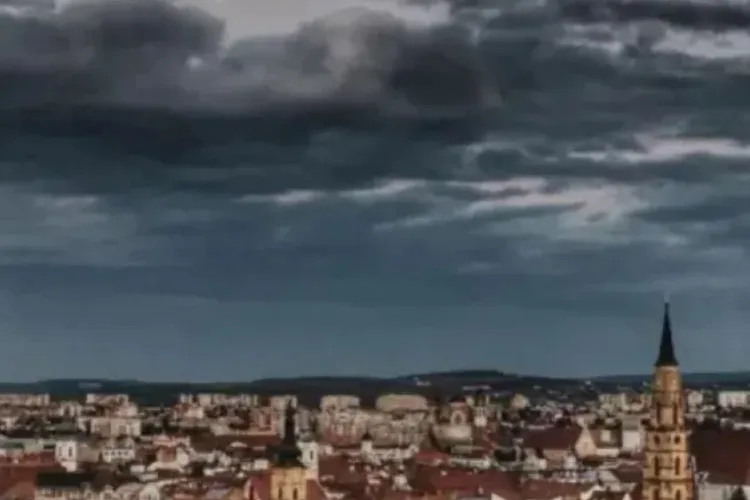 Clujul îngheață în plină primăvară: Temperaturi de iarnă și cer mohorât peste oraș. Cum va fi vremea în weekend