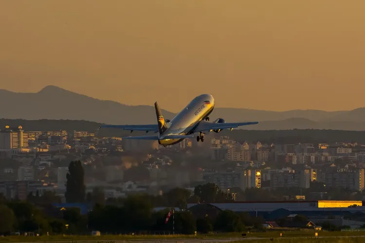 O companie aeriană care operează la Cluj-Napoca ar putea anula zboruri din iunie: „Nu știm ce va urma” 