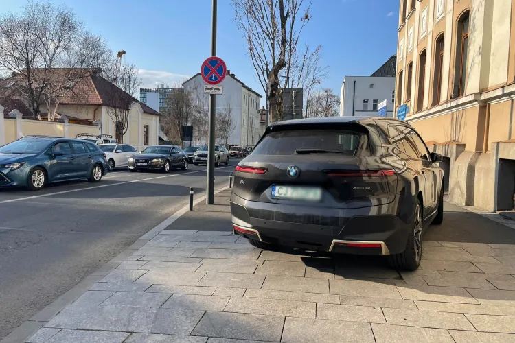 Performanță de nota 10 la nesimțire! Un clujean cu BMW a blocat trotuarul și a lăsat pietonii să se descurce pe șosea