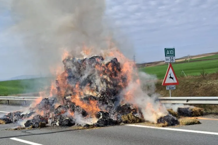 Un camion cu baloți de lucernă a luat foc! Traficul este oprit pe sensul Turda-Sebeș- FOTO