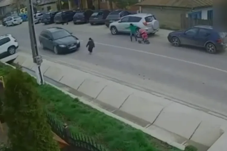 VIDEO. Copil de 4 ani spulberat de o mașină după ce a fugit în stradă, de lângă mama lui. O studentă la medicină și un polițist l-au resuscitat