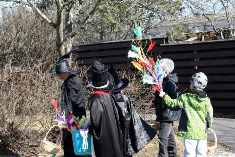 Ouă în copaci și oameni stropiți pe stradă! Cele mai bizare obiceiuri de Paște din lume 