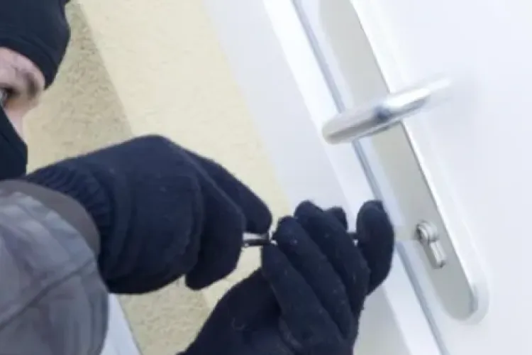 Furt în centrul Clujului! Un bărbat a fost arestat după ce a dat lovitura și a fugit cu laptopuri și echipamente de mii de euro 