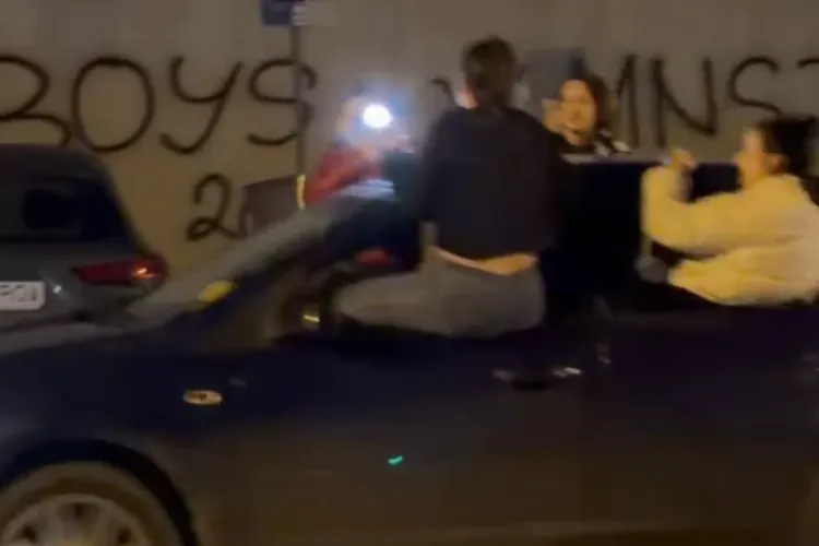 VIDEO. Tinerele care s-au „distrat” periculos într-o parcare din Cluj, dansând urcate pe geamurile mașinii în mers, găsite de polițiști. Au avut o surpriză