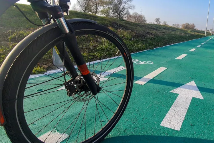 Capcană pentru bicicliști pe o stradă din Cluj! Pista se termină brusc după trecerea de pietoni, iar șoferii habar nu au că există