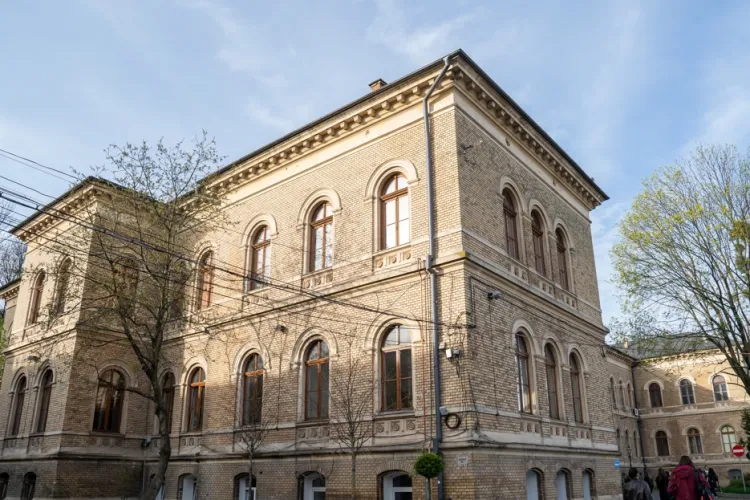 Se lucrează intens la una dintre cele mai importante clădiri ale UMF Cluj! „Anatomia”, locul legat de Minovici, intră într-o nouă etapă de modernizare