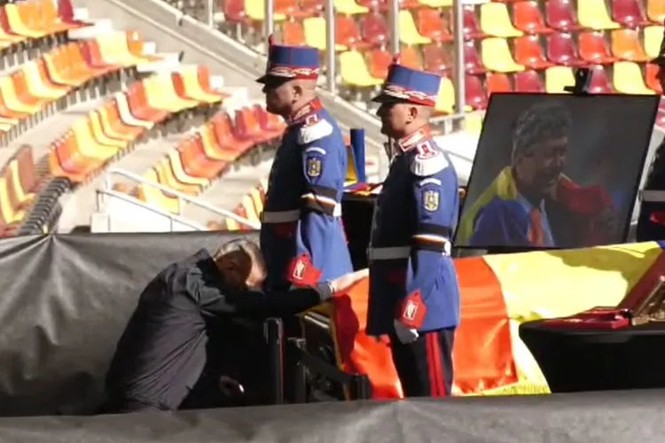 Daniel Pancu, în genunchi lângă sicriul lui Mircea Lucescu. Antrenorul celor de la CFR Cluj, cuvinte mărețe: „A fost darul lui Dumnezeu pentru fotbal”