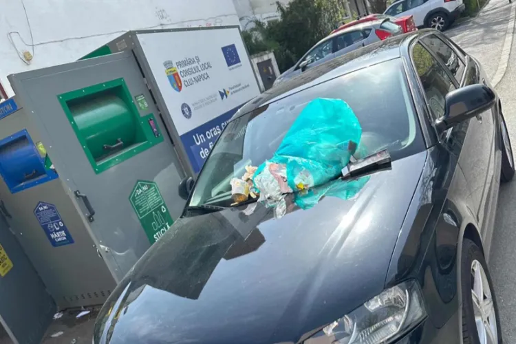Răzbunare sau nesimțire? O mașină a fost acoperită cu gunoi la Cluj-Napoca, lângă containere: „Aș vrea să știu cu ce te-a încurcat?”