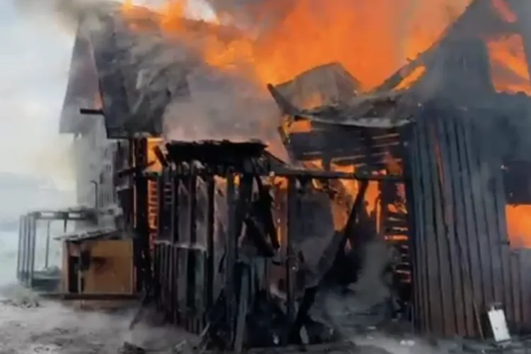 VIDEO. Tragedia unei familii din Cluj chiar în Vinerea Mare! Casa lor a ars până la temelii: Pompierii s-au luptat cu flăcările violente 