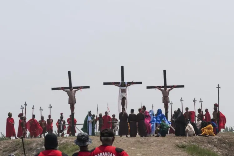 Tradiții uimitoare, calcule complicate și obiceiuri care te vor surprinde la Paștele Catolic! De la răstigniri reale la omlete uriașe