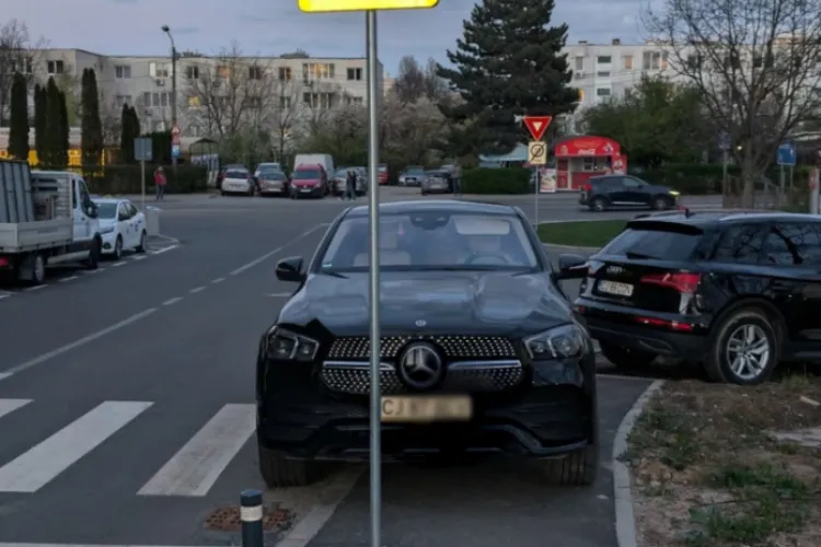 Tupeu maxim în Cluj-Napoca! Un șofer și-a lăsat mașina parcată direct pe trecerea de pietoni 