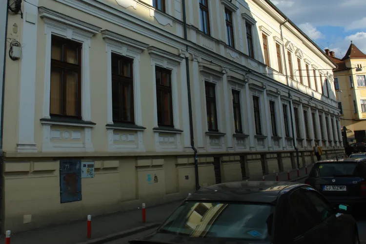 O mămică cu cărucior, aproape lovită de o mașină pe o stradă din Cluj-Napoca: „Noroc că s-a oprit la timp