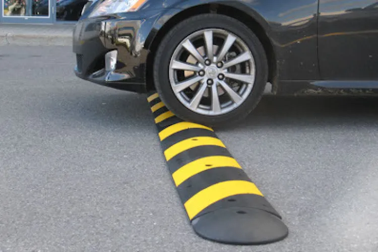 Coșmar pe o stradă din Cluj: Mașinile zboară cu viteze uriașe lângă o creșă, copiii merg pe carosabil și nimeni nu face nimic