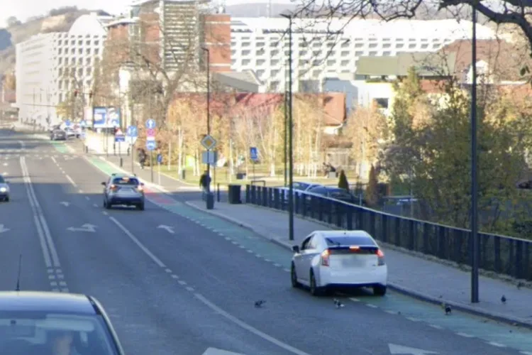 Haos pe pista de biciclete din Cluj! Șoferii clujeni și-au făcut obicei din a parca unde nu au voie; „Pistele de biciclete sunt blocate”