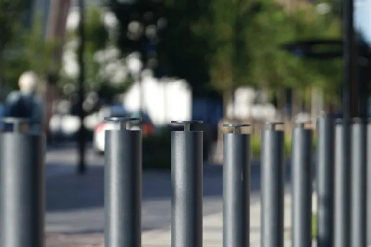 Vandalism în Cluj! Stâlpișori anti-parcare montați acum o lună, smulși din beton: „Distrugerea domeniului public constituie infracțiune