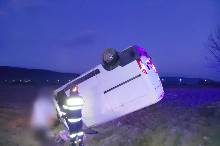 Accident grav în Cluj în Noaptea de Înviere! O autoutilitară s-a răsturnat pe un drum din județ: Două persoane au ajuns pe mâinile paramedicilor