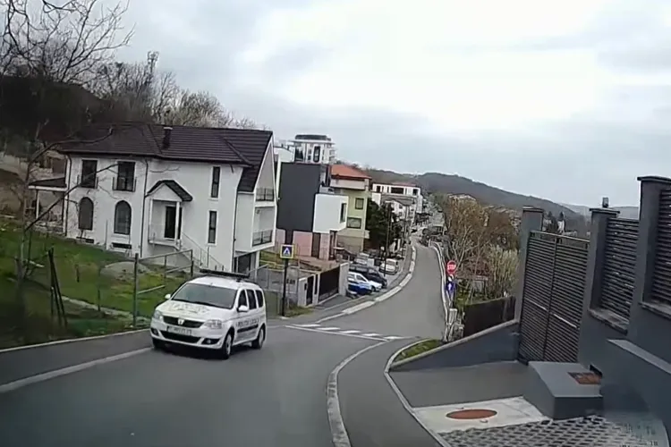 VIDEO. Sens unic pentru „muritorii” de rând, opțional pentru cei în uniformă: un taximetrist din Cluj a surprins o mașină de poliție circulând pe interzis