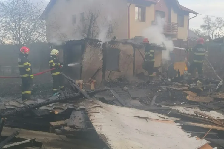 VIDEO. Tragedie cumplită pentru o familie din Cluj-Napoca, în Joia Mare: Casa și toate anexele au luat foc. Un bărbat, dus de urgență la spital cu arsuri