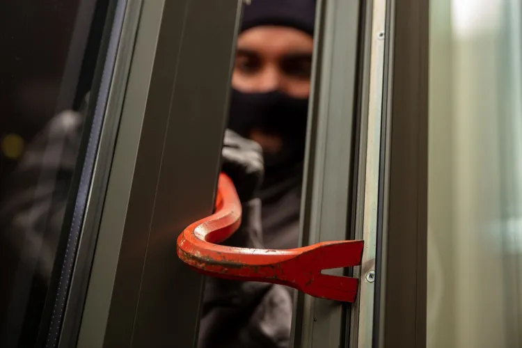 „Marele” jaf din Cluj: A intrat noaptea în casa vecinei, i-a luat banii din portmoneu și vinul din garaj: Ce pedeapsă a primit un tânăr de 23 de ani