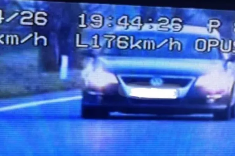 Prinsă cu 176 km/h, o șoferiță le-a spus polițiștilor că „i se ard cozonacii”. Femeia a primit „o primă” de 1.800 de lei din partea oamenilor legii