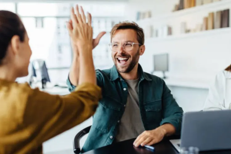 România surprinde Europa: Angajații sunt printre cei mai implicați de pe continent, în timp ce restul lumii pierde interesul pentru muncă