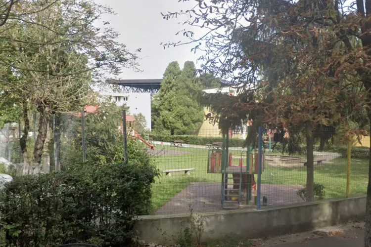 Scena șocantă într-un parc din Cluj: Oamenii fără adăpost și-au făcut culcuș în tuburile de tobogan unde se joacă copiii