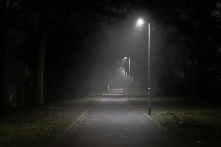 Străzi din Cluj, în beznă de câteva zile. Oamenii se tem de hoți: „E o perioadă în care multă lume e plecată și pot apărea