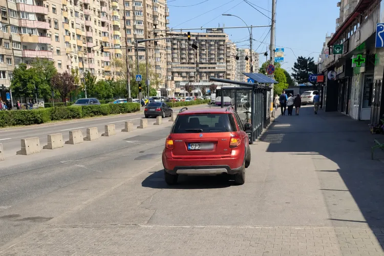 Parcare de nota 10 în Piața Mărăști din Cluj-Napoca! Un șofer „așteaptă autobuzul” direct cu mașina în stație
