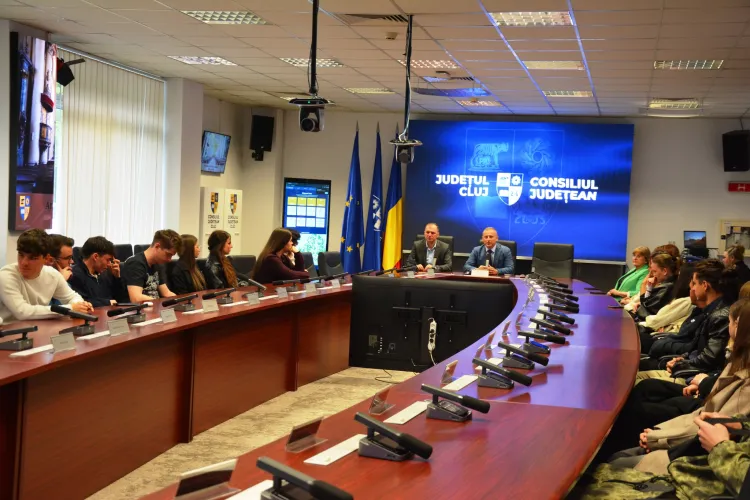 Lecție neobișnuită pentru elevii unui colegiu din Cluj: Vicepreședintele CJ le-a prezentat proiectele care vor schimba județul