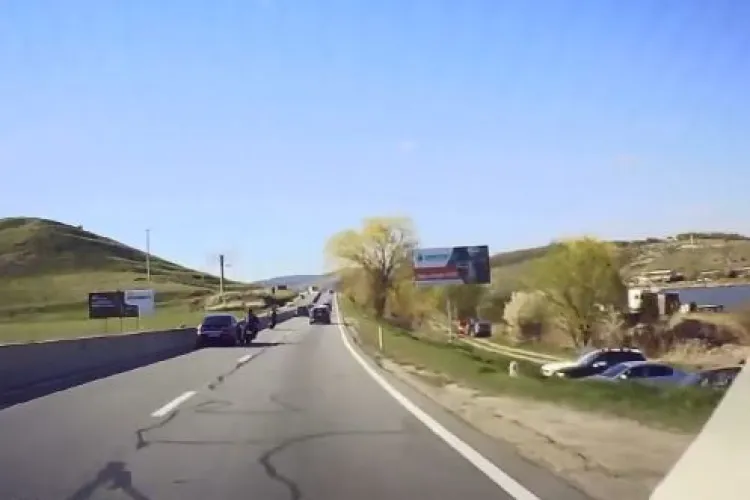 VIDEO Scenă terifiantă filmată în apropiere de Cluj-Napoca. Un autoturism forțează depășirea unui motociclist, ambii în mare viteză