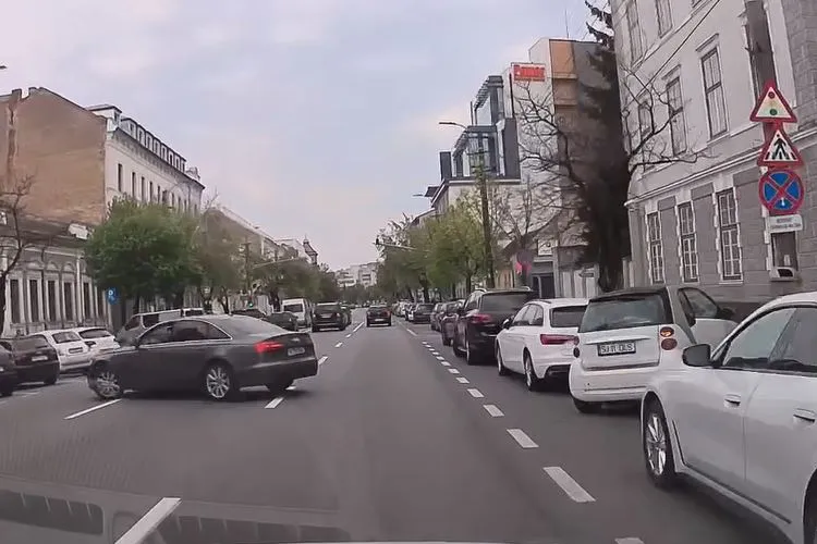 VIDEO Cum să conduci așa? Tupeu incredibil al unui bucureștean în centrul Clujului: ”Permis de pe Temu”