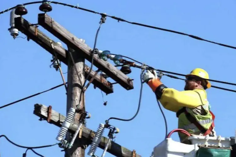 O familie din Cluj a îngheţat cu copilul în casă după o pană de curent de aproape 24 de ore! Singurul răspuns primit: „Vin echipele când pot