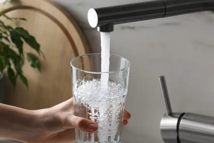 Facturi explozive la apă: În unele orașe din România plătești dublu pentru același serviciu. Cât costă metrul cub în Cluj