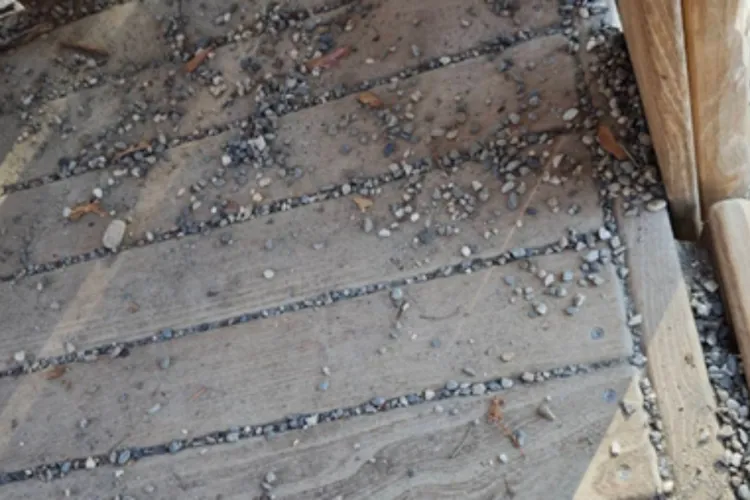 O mamă din Cluj reclamă pietrele și praful dintr-un parc și spune că propriul copil s-a îmbolnăvit de două ori: „Nu mai e sigur pentru copii”