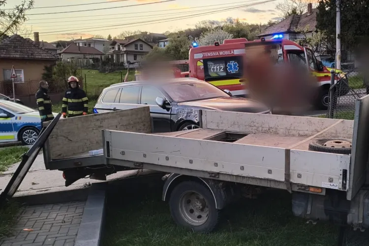 Cauzele accidentului de aseară din Cluj-Napoca, în care șoferul unei autoutilitare a făcut stop cardio-respirator. A intrat într-o mașină parcată în poartă