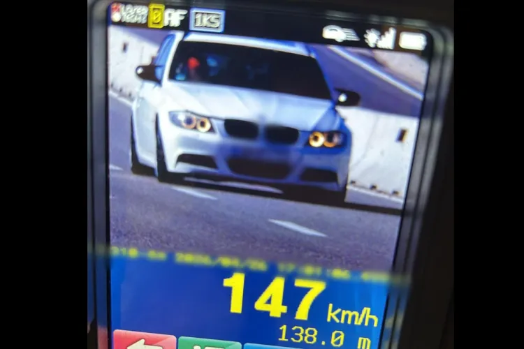 „Campionul” vitezei la Cluj: Tânăr de 23 de ani, prins conducând BMW-ul cu 147 km/h. Polițiștii clujeni i-au dat „premiul” cel mare în weekend