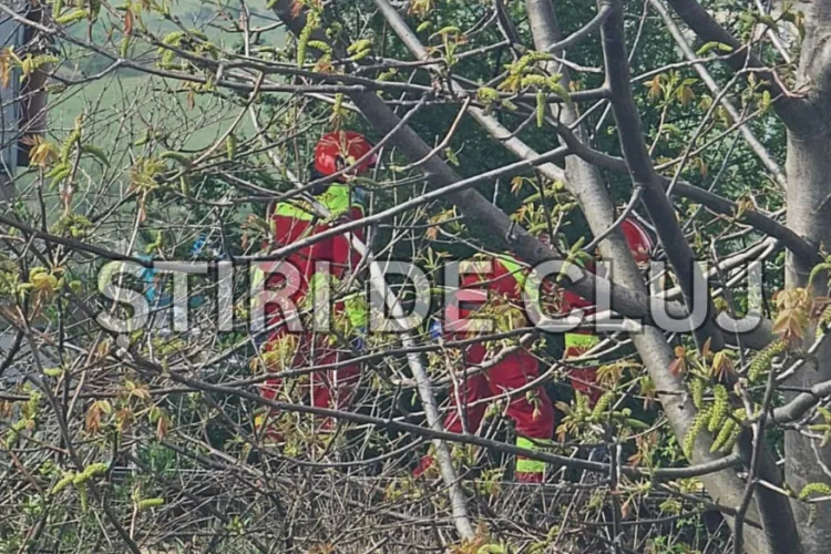 VIDEO. Tragedie în Sânnicoara, Cluj: Un bărbat a murit acum lângă calea ferată:„S-a aruncat sau a fost lovit de tren. Acum se verifică”