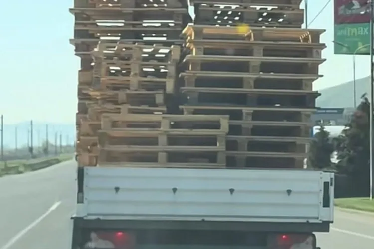 VIDEO. Scene periculoase pe drumurile din Cluj: O dubiță circula cu zeci de paleți de lemn complet neasigurați. „Pericol public!”